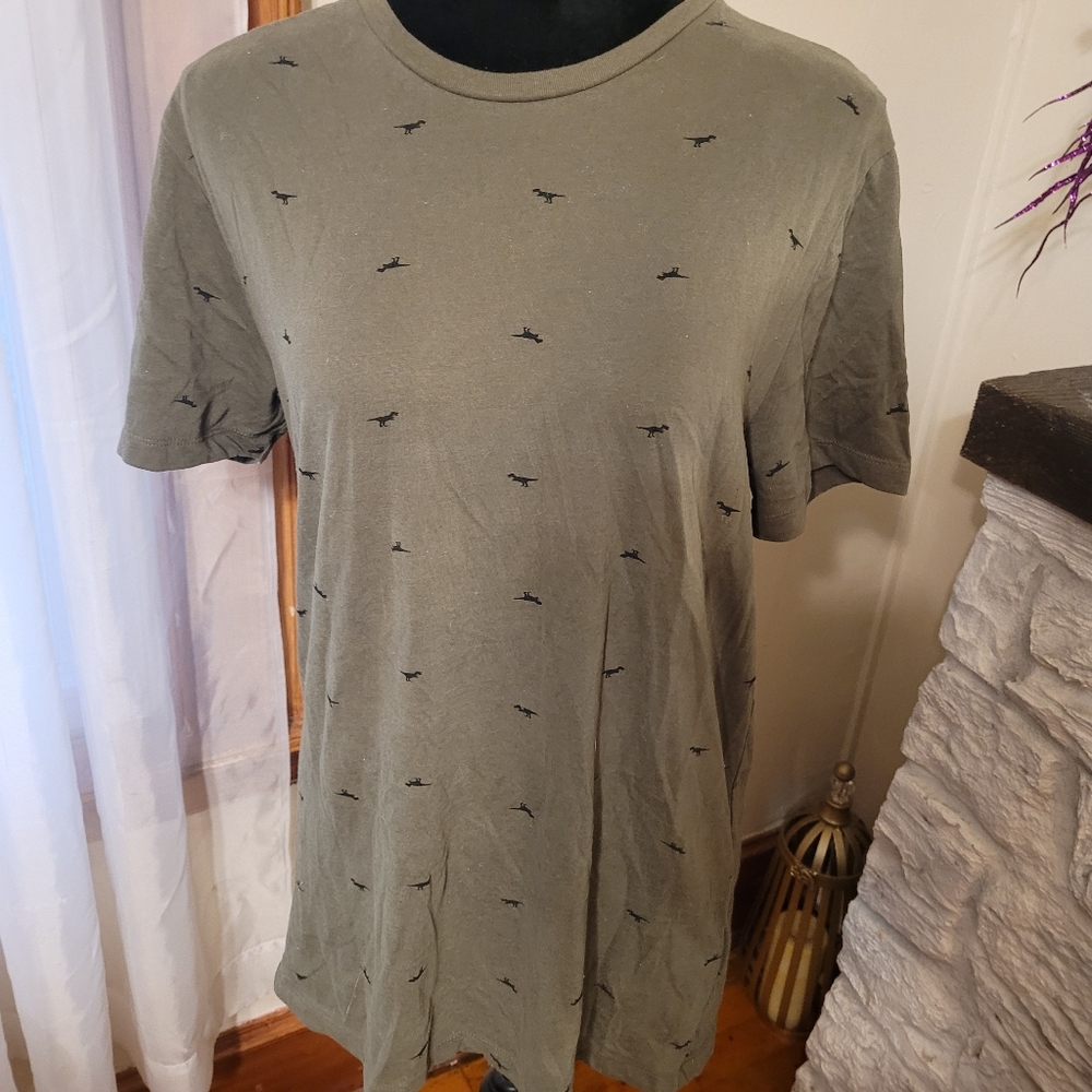 Old Navy dinosaur tee. Sz M